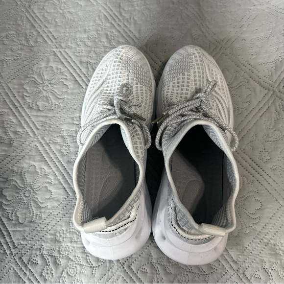 White not branded shoes - Picture 3 of 3